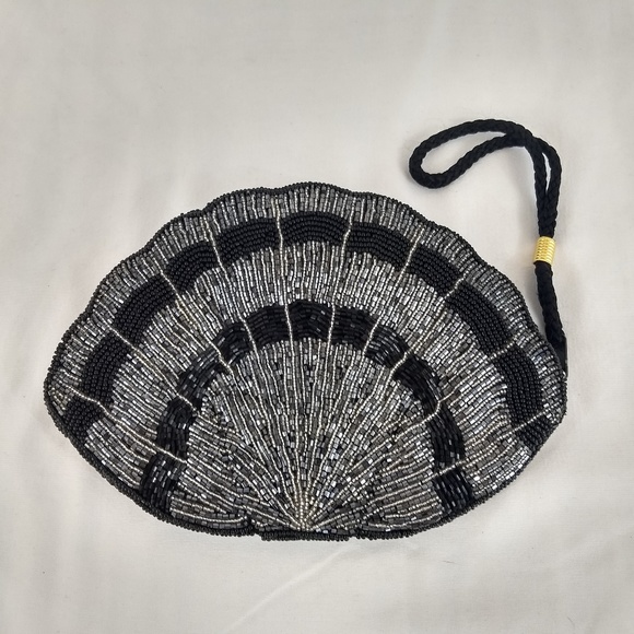 Scalloped Shaped Sequined Mini-Bag Makeup - Picture 1 of 5